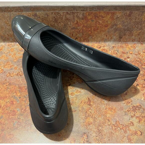 Croc’s black/gray patent leather toe cap women's size 8, ballet flats, slip on - Picture 3 of 5